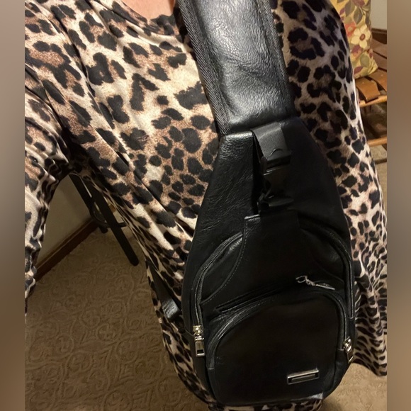 LEATHER🐝🐝USB CHARGING SPORT CROSSBODY - Picture 9 of 15